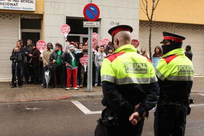 Concentraci&oacute;n de la PAH contra un desalojo en Girona. 