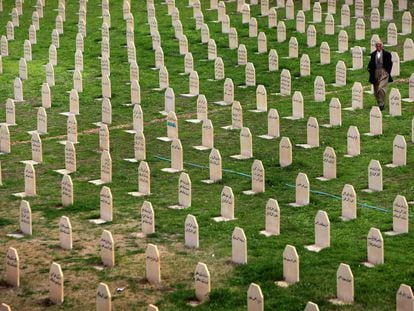 Un hombre kurdo, en un cementerio para víctimas de ataques de armas químicas en Bagdag en 2014.