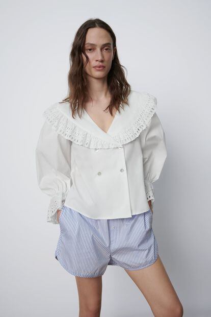 Original y con aires vintage, esta camisa de Zara con escote en pico, doble botón y bordados calados en su cuello XL y los puños es perfecta para las nostálgicas de la moda de otros tiempos. Se queda con la rebaja en 12,99 euros.