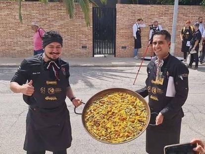 Los cocineros mexicanos, Alfonso Ovalle y Rogelio Castañón, con la paella que les valió el primer lugar en el concurso.