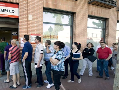 Un grupo de personas hace cola en una oficina de empleo en Alcalá de Henares.