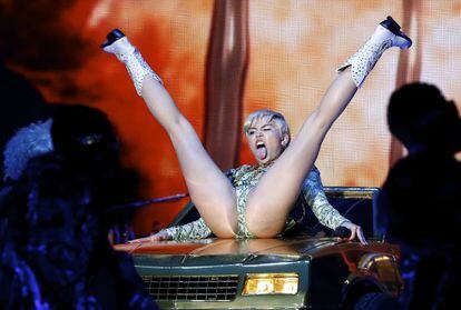 Miley Cyrus, anoche durante el concierto en el Palacio de Deportes de Madrid.