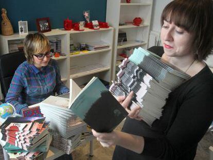 Alejandra Vanessa y Elena Medel entre los libros de La Bella Varsovia.