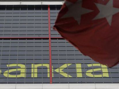 Una bandera de la comunidad madrile&ntilde;a  ondea ante la sede de Bankia en Madrid. EFE/Archivo
