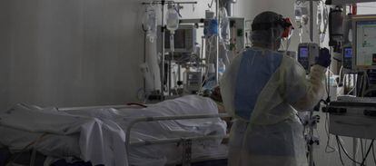Un sanitario atiende a un paciente en la Unidad de Cuidados Intensivos (UCI) dedicada a enfermos de coronavirus del Hospital Universitario Ramón y Cajal, en Madrid (España) el pasado 8 de septiembre.
 