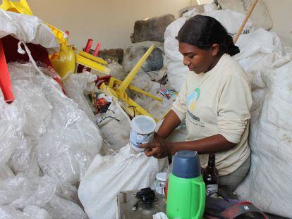 Una joven trabaja en una coperativa de reciclaje de R&iacute;o Grande do Norte, Brasil.