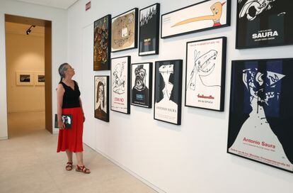 Marina Saura, frente a la obra de su padre en Ópera Gallery, Madrid, el lunes 11 de septiembre