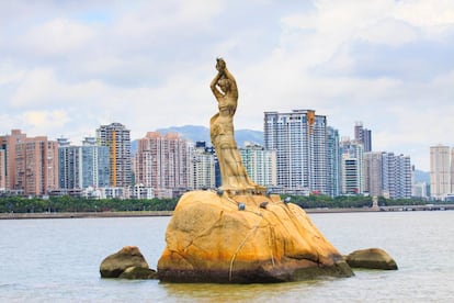 Escultura de la pescadora en la bahía de Xianglu.