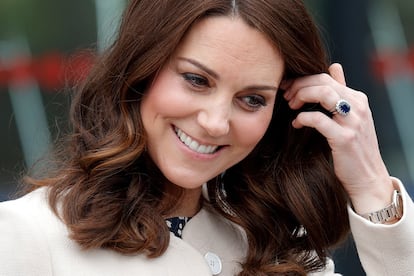 Kate Middleton luciendo el famoso anillo que perteneció a Diana de Gales.