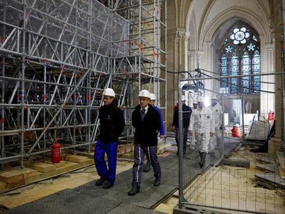 El presidente de Francia, Emmanuel Macron (derecha), en una visita durante la reconstrucción de la catedral de Notre Dame, el 8 de diciembre de 2023. Al fondo, los vitrales de la discordia.