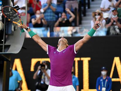 Nadal celebra el triunfo contra Shapovalov en la pista central de Melbourne.
