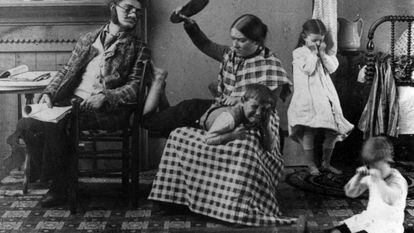 Una madre azota a su hijo en el año 1891.