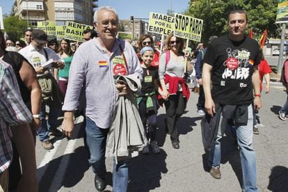 El coordinador federal de IU, Cayo Lara, y el coordinador regional de IU-Verdes, José Antonio Pujante, acompañan hoy a los integrantes de la segunda marcha contra el paro, la precariedad y los recortes, a su llegada hoy a Murcia después de recorrer desde el pasado sábado parte de la región murciana, para integrarse en la manifestación del primero de mayo.