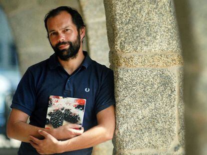El escritor Xesús Fraga, autor de <i>50 recetas con moras y otros frutos silvestres</i>, ayer en Betanzos.