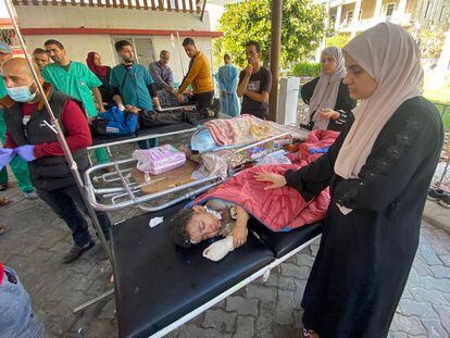 GAZA CITY, GAZA - NOVEMBER 15: Health workers treat injured Palestinians including children, outside the Al-Ahli Baptist Hospital as some parts of the hospital is destroyed after Israeli airstrikes that continue on its 40th day in Gaza Strip on November 15, 2023. (Photo by Montaser alswaf/Anadolu via Getty Images)