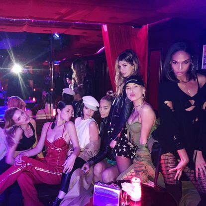 Bella Hadid y su escuadrón de amigas supermodelos disfrutaron de una noche de fiesta entre amigas en París. En la imagen, la hermana menor de Gigi, junto aKendall Jenner, Hailey Baldwin y las veteranas modelos Joan Smalls y Lily Donaldson.

