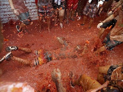 Participante en la fiesta La Tomatina en 2016, tendido en el suelo.