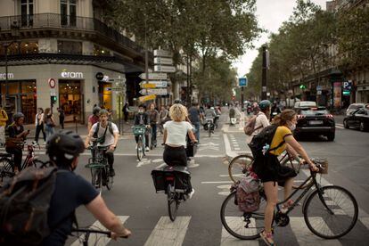 Ciclistas en la Rue de Rivoli en Paris, el 16 de septiembre de 2021.