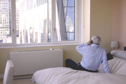Mario Vargas Llosa atiende una llamada, ayer, en el dormitorio de su residencia en Nueva York.