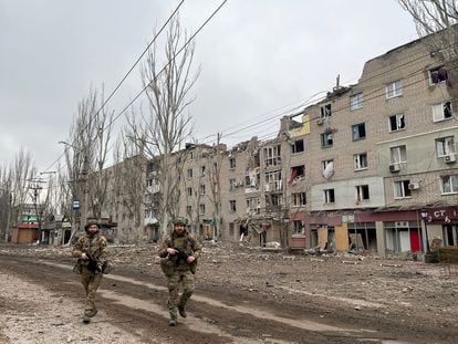 Dos soldados ucranios esta semana en la ciudad de Bajmut, asediada por las tropas rusas y donde la situación se ha vuelto extrema.