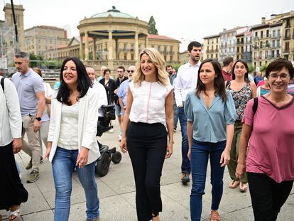 La líder de Sumar, Yolanda Díaz, flanqueada por la secretaria general de Podemos, Ione Belarra (a la derecha), y la cabeza de lista en Navarra, Idoia Villanueva (izquierda), durante un paseo este lunes en Pamplona.