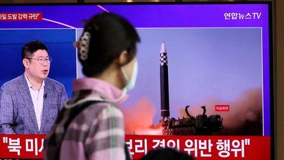 Una mujer en Seúl mira un telediario en el que se informa del lanzamiento de misiles en Corea del Norte