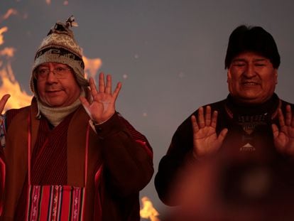 El presidente de Bolivia, Luis Arce y el ex presidente Evo Morales levantan sus manos como parte de un ritual de celebración del solsticio de invierno en Tiwanaku, Bolivia, el 21 de junio de 2023.