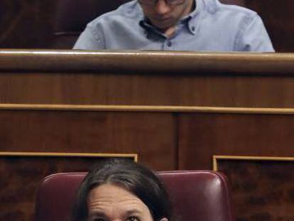 Pablo Iglesias, en primer t&eacute;rmino, e &Iacute;&ntilde;igo Errej&oacute;n, en el Pleno del Congreso.