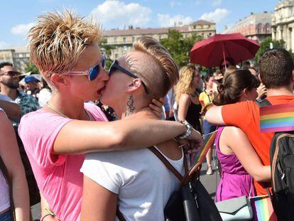 Dos manifestantes lesbianas se besan durante la manifestación del Orgullo.