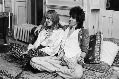 Keith Richards y Anita Pallenberg en su casa de Londres en 1969.