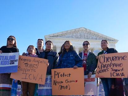 Un grupo de manifestantes protesta ante el Tribunal Supremo en noviembre, mientras la corte escuchaba los argumentos en la disputa sobre las adopciones de niños indios americanos.