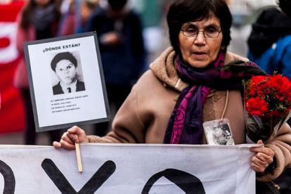 The mother of a person who disappeared during the dictatorship of Augusto Pinochet, at a demonstration in Osorno to commemorate the 45th anniversary of the coup in Chile, in September 2018.