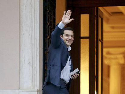 El primer ministro griego, Alexis Tsipras, saluda a los periodistas antes de entrar a la reuni&oacute;n del Consejo de Ministros.
