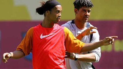 Ronaldinho, junto a Rijkaard en un entrenamiento del Barça.