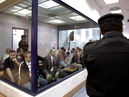 Los acusados de los atentados del 11-M, durante la lectura de la sentencia, en 2007. En vídeo, declaraciones de políticos durante el acto conmemorativo.