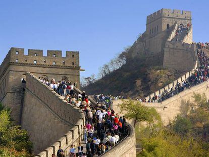 Porción de la Gran Muralla China abarrotada de turistas.