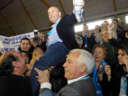 Baltar padre, en primer término, alza en hombros a su hijo Manuel tras ganarle a Feijóo el congreso del PP de Ourense de 2010.