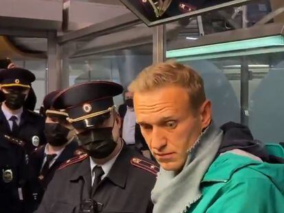 Alexéi Navalni fue detenido tras aterrizar en el aeropuerto de Moscú.
