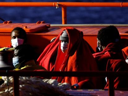 Varios de los migrantes rescatados por Salvamento Marítimo en la madrugada de este martes llegan al puerto de Arguineguín (Gran Canaria).