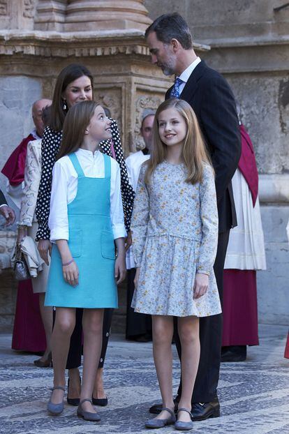 Los reyes Felipe y Letizia acompañados de la princesa Leonor y la infanta Sofía.