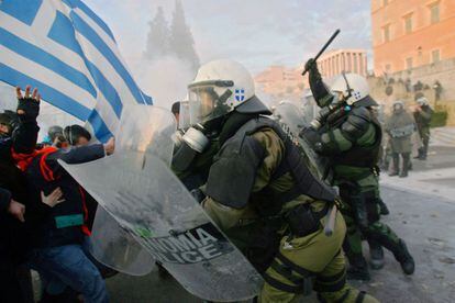 La policía carga contra manifestantes a las puertas del parlamento griego.
