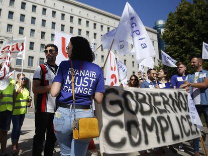 Los tripulantes de cabina de Ryanair se concentran ante Fomento en Madrid, coincidiendo con la tercera jornada del huelga..