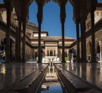 El Patio de los Leones, en la Alhambra de Granada.