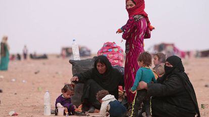 Una familia de refugiados en Hasaka, Siria, tras haber huido de la violencia de Mosul (Irak).