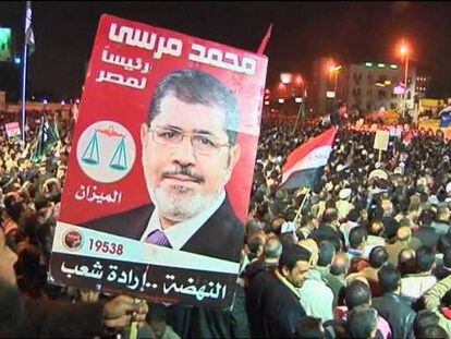 Protestas durante la noche a favor y en contra de Morsi.