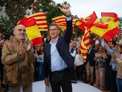 El presidente del PP, Alberto Núñez Feijóo, y el candidato popular a la alcaldía de Barcelona, Daniel Sirera, el jueves en Barcelona.