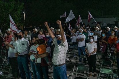 Simpatizantes de Alfonso Durazo observan el debate entre candidatos a gobernador de Sonora en la plaza de la comunidad de Bavispe, el pasado 18 de mayo.