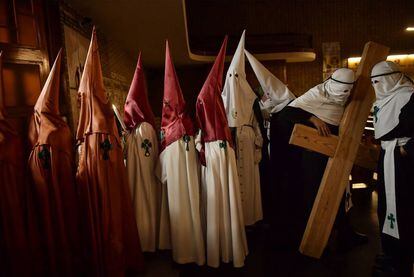 Penitentes en la Semana Santa de Calahorra, el pasado miércoles.