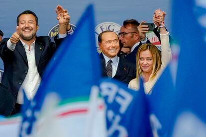 Desde la izquierda, Matteo Salvini, Silvio Berlusconi y Georgia Meloni, el miércoles durante el cierre de campaña de las derechas italianas en Roma.