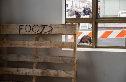 Una niña espera comiencen a servir la comida en un comedor comunitario en el centro de Los Ángeles, California, Estados Unidos.